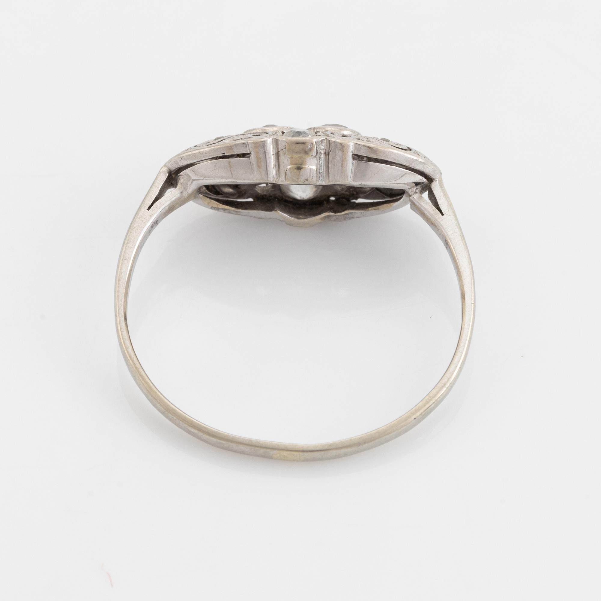 Diamantring, med gammalslipade diamanter.