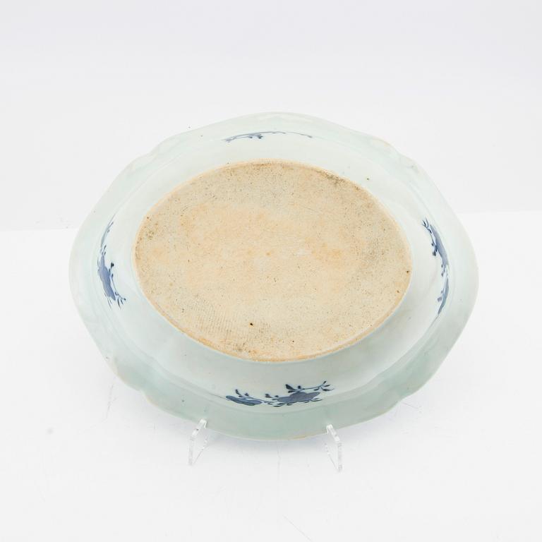 A blue and white export porcelain tureen with cover, China, Qing dynasty, around 1800.