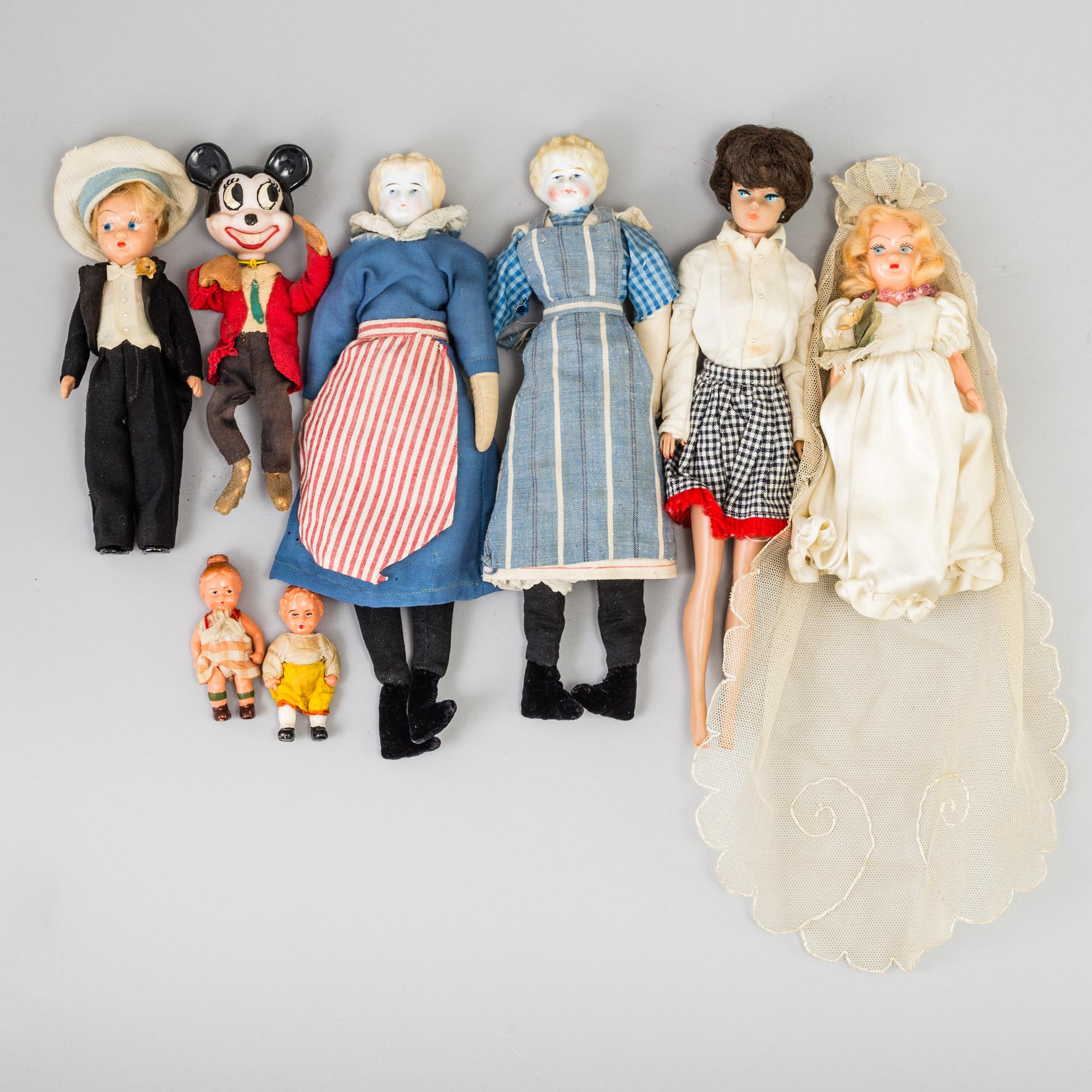 DOCKOR, 15 stycken, porslin och celluloid, bland annat Barbie, 1900-tal.
