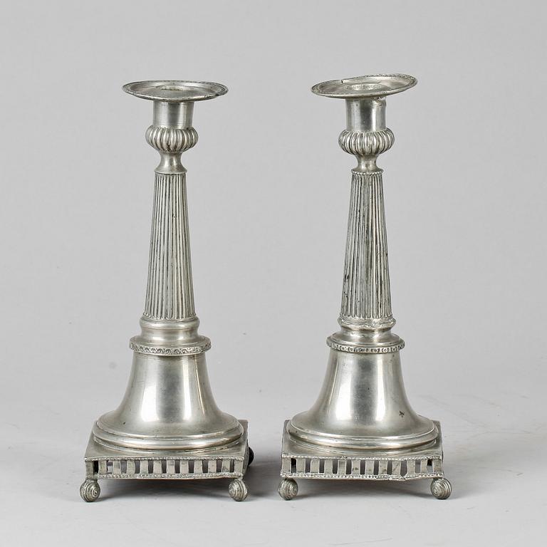 LJUSSTAKAR, 2 st snarlika, tenn, bl a Carl Peter Eckerström, Västerås, 1822. Sengustavianska 1800-talets första hälft.