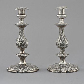 LJUSSTAKAR, ett par, nysilver, omkring 1900.