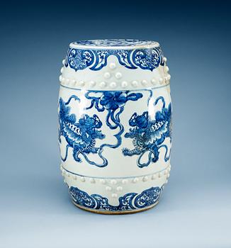 1560. A blue and white garden seat, Qing dynasty, Kangxi (1662-1722).