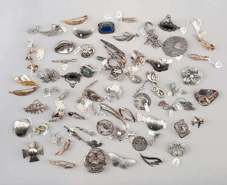 BROSCHER, mestadels silver, 1900-talets andra hälft. Total vikt ca 400 g.