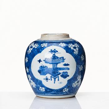 A blue and white jar, Qing dynasty, Kangxi (1662-1722).