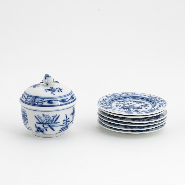 A 22-piece 'Blue Onion' porcelain coffee service, Meissen, first half of the 20th Century.