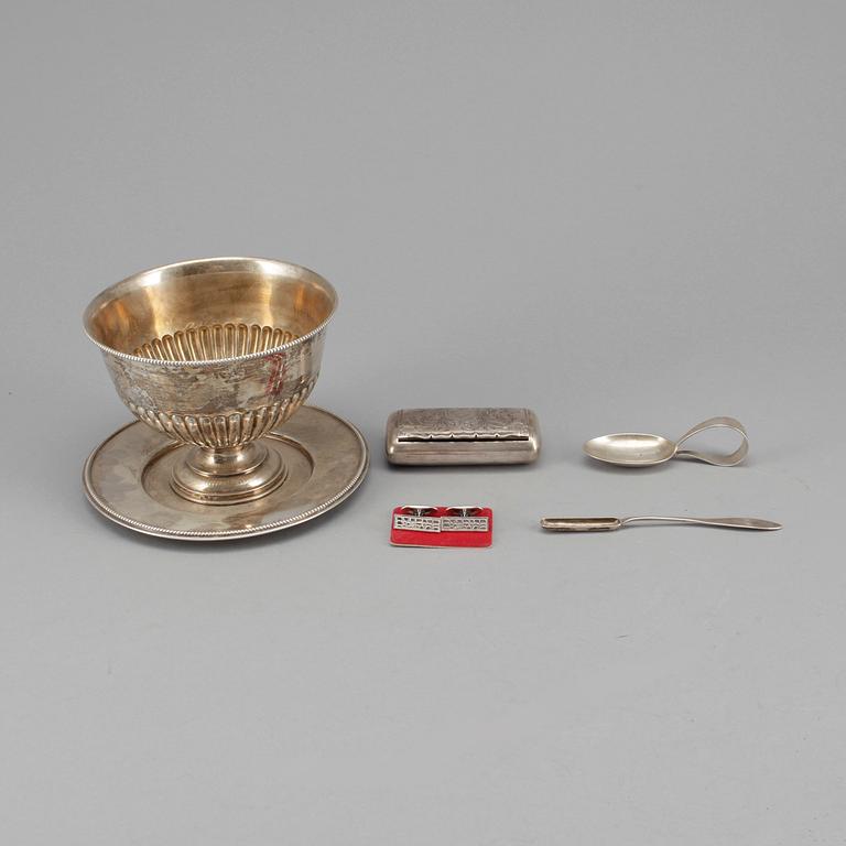 PARTI SILVER, 5 delar, silver, bland annat ett par manschettknappar i sterlingsilver, 1900-tal. Vikt ca 525 gram.