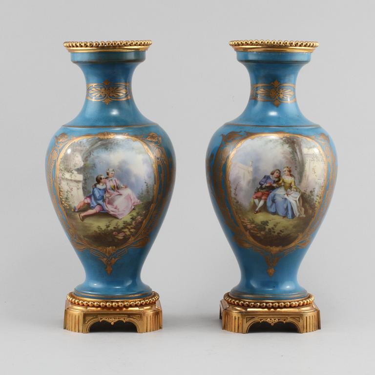 URNOR, ett par, porslin, Sevresliknande märkning, 1900-talets första hälft.