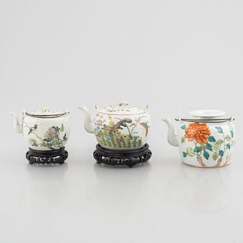 Three Chinese porcelain teapots, late Qing dynasty, early 20th Century.