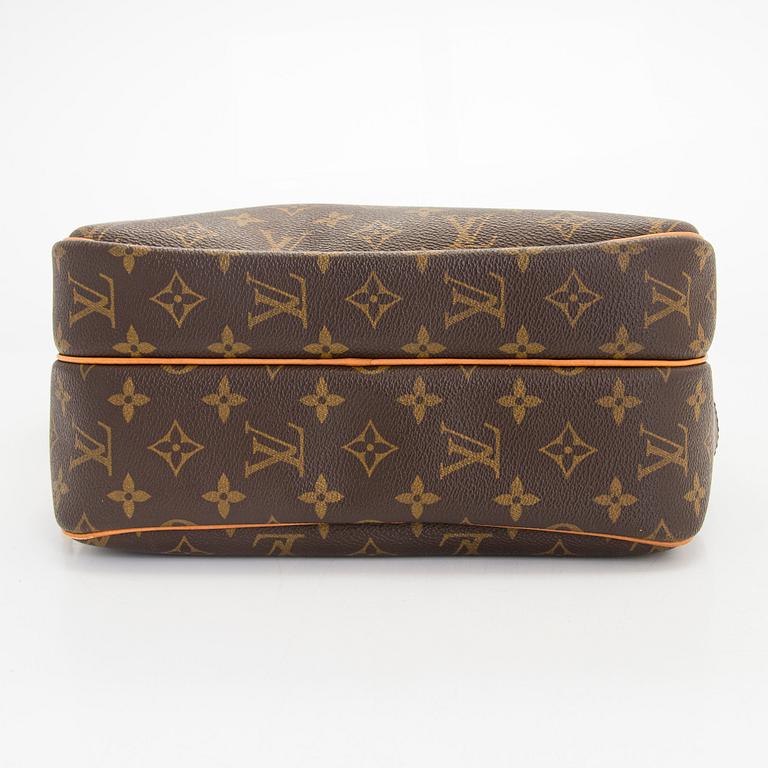 Louis Vuitton, a Monogram Canvas 'Reporter GM' shoulder bag.