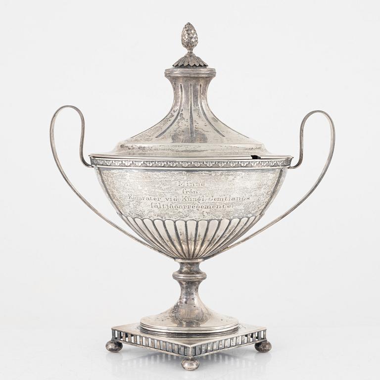 Carl Fredrik Carlman, sockerskål med lock, silver, sengustaviansk stil, Stockholm, 1904.