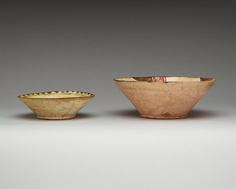 BOWLS, 2 pieces. Diameter 28,5 and 20,5 cm. Samarqand, Transoxiana 10th century.