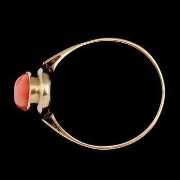 RING, 8 k guld, oval cabouchonslipad korall.