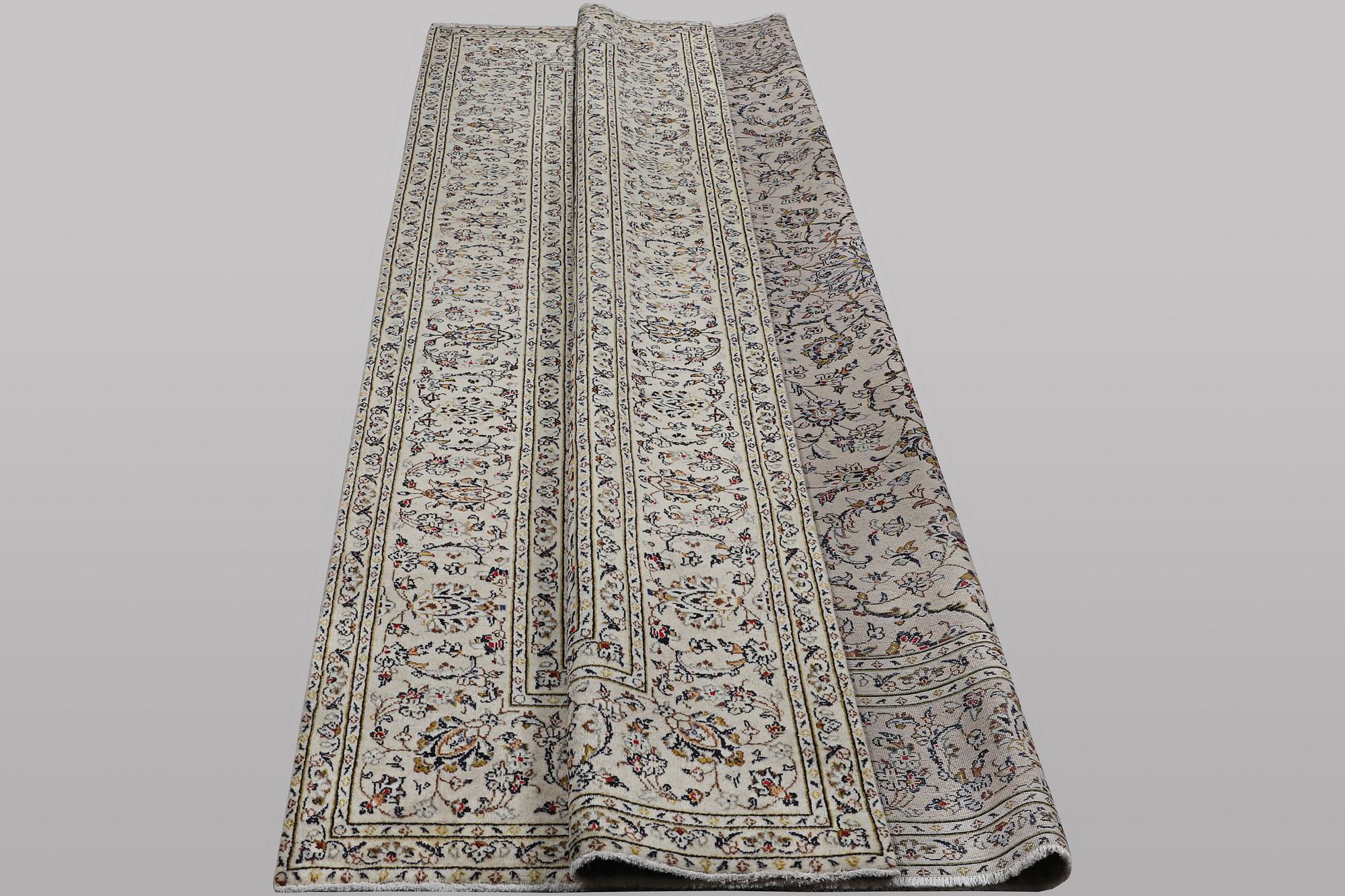 A carpet, Kashan, ca 328 x 205 cm.