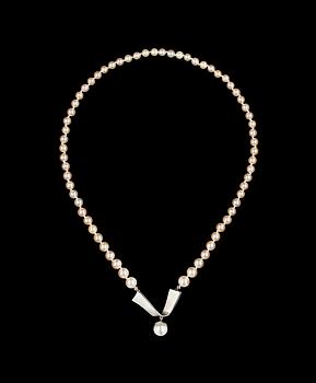 1053. A cultured pearl necklace, 8,4-5,4 mm.