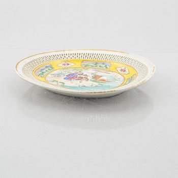 A porcelain dish, Canton, China, 19th Century.