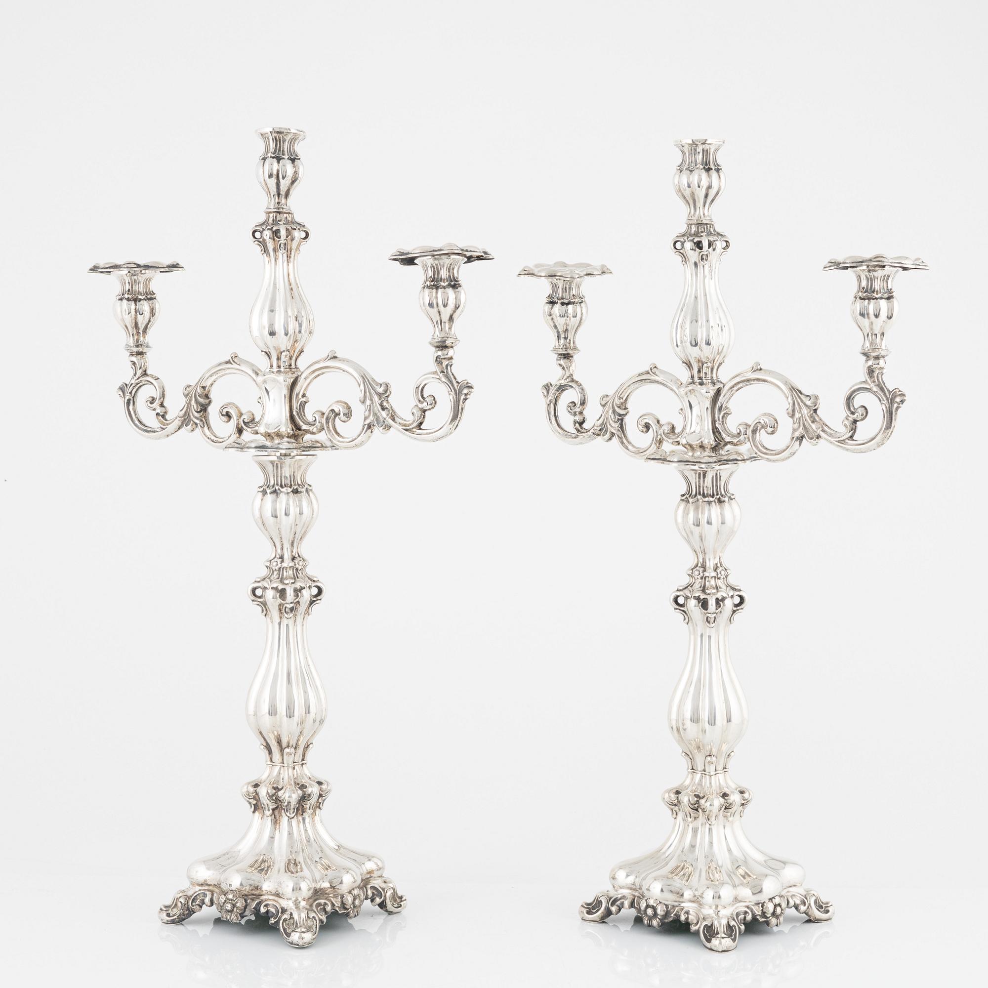Kandelabrar/ljusstakar, ett par, silver, barockstil, troligen Polen, daterade 1855.