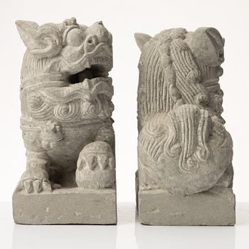 Skulpturer, ett par, Kina, 1900-talet senare del.