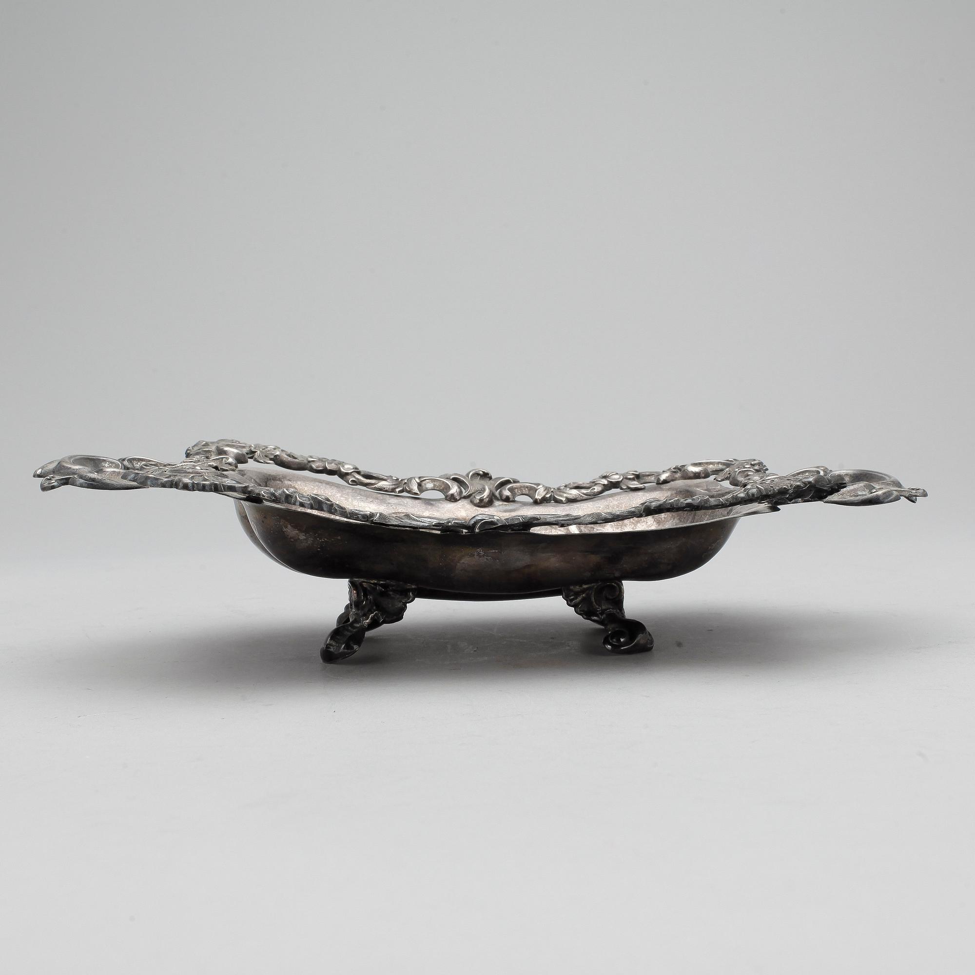 BRÖDKORG. Silver. Nyrokoko, 1800-talets andra hälft. Ca 165 g.