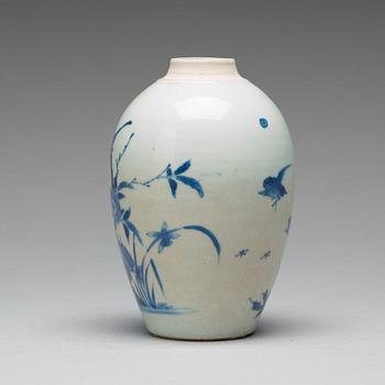 A blue and white transitional vase, 17th Century.