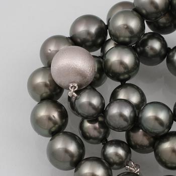 COLLIER, odlade Tahitipärlor med kullås i 14K vitguld.