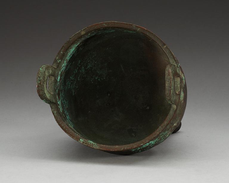 A archaistic bronze tripod (ding), presumably Ming dynasty or older.