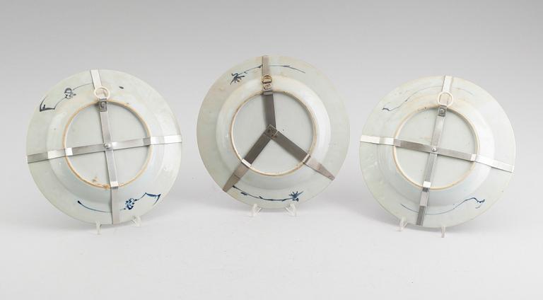 TALLRIKAR, 3 st snarlika, porslin, Kina, Qianlong 1736-1795.