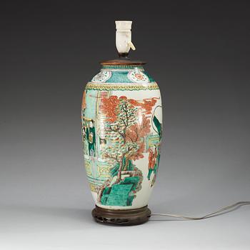 VAS/LAMPFOT, porslin. Qing dynastin, 1800-tal.