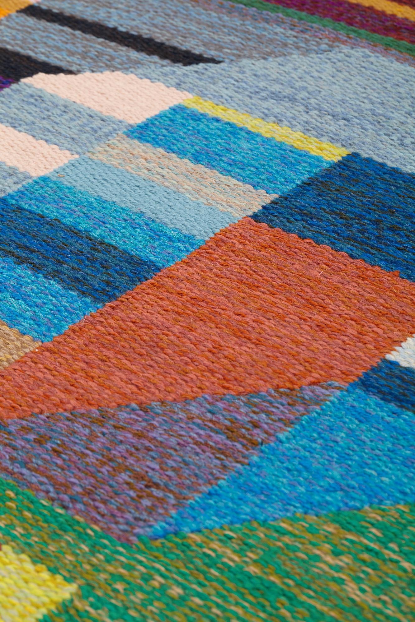 Agda Österberg, MATTA, rölakan, ca 160 x 125 cm, invävd signatur AÖ på framsidan och broderat AGDA ÖSTERBERG på baksidan.