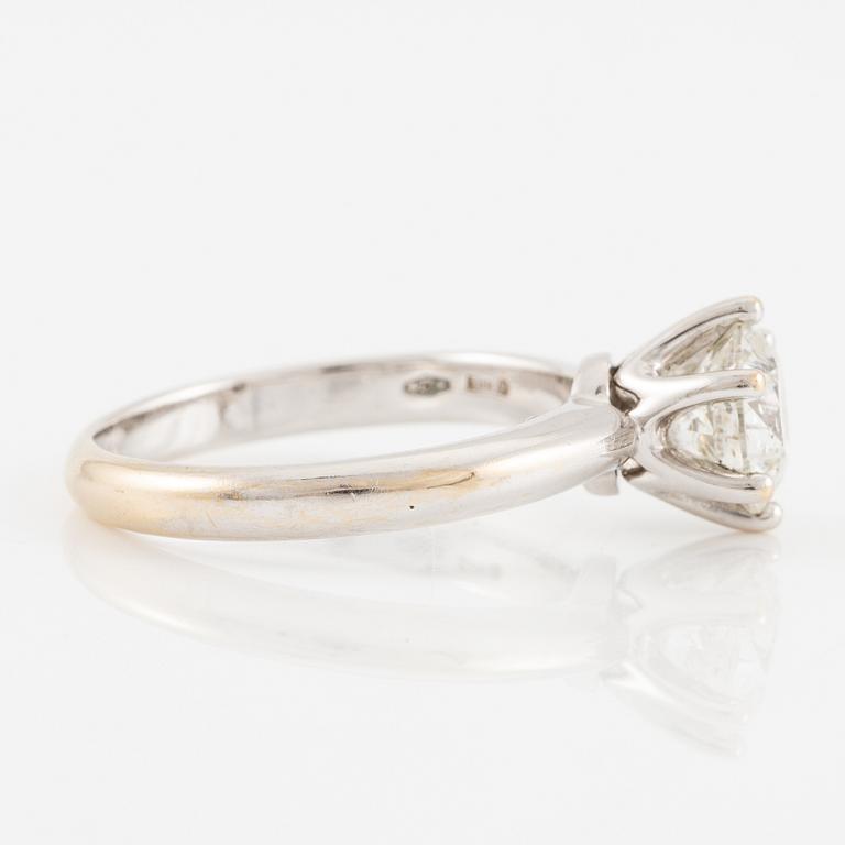Ring 18K vitguld med briljantslipad diamant.