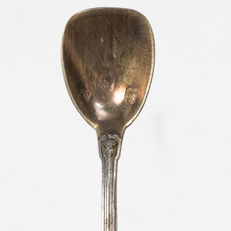Four French silver salt cellars with spoons, mark of Oilier & Caron,  Paris, 1910-1936.