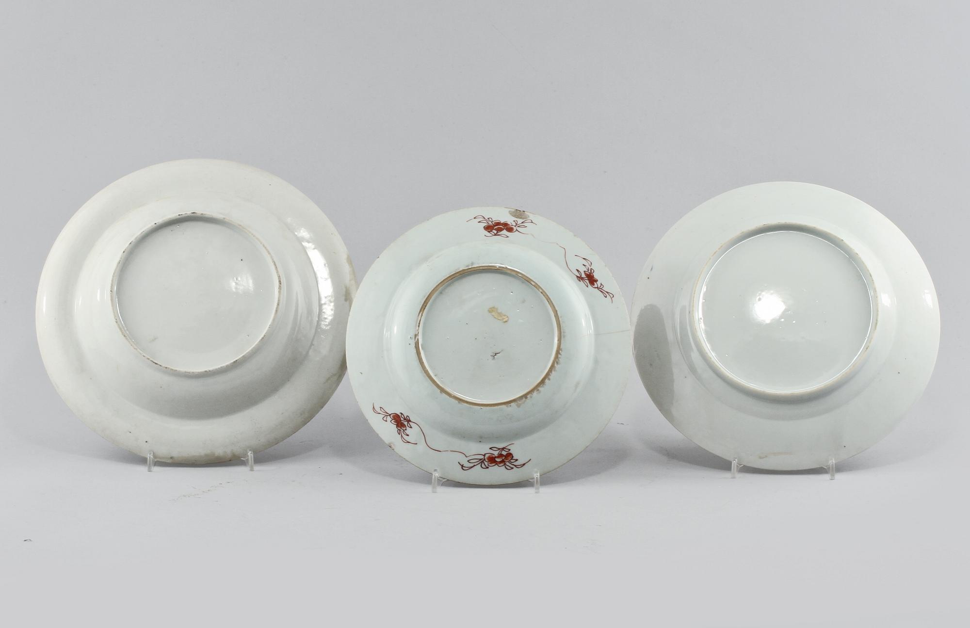 BÅLSKÅL, KANNA samt TALLRIKAR, 3 st, porslin, Kina, 1700-tal respektive 1800-tal.