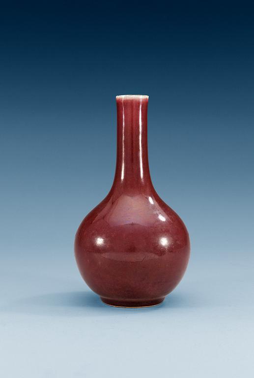 A red glazed vase, Qing dynasty, 18th Century, with Xuande´s six character mark.