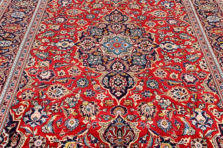 A Kashan carpet, c. 315 x 208 cm.