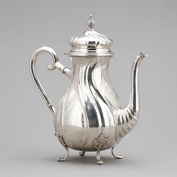 KAFFEKANNA, rokoko stil, silver, Johannes Siggaard, Danmark 1937. Vikt ca 631 gram.