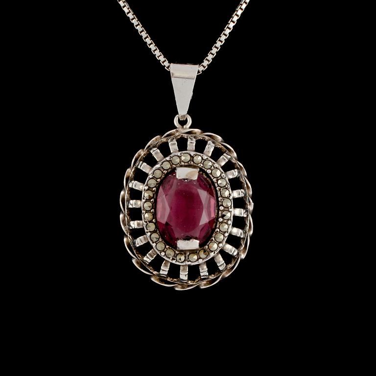 HÄNGE, silver med fasettslipad lila pastesten och markasiter, Lindesberg, 1951. Vikt 7 g.