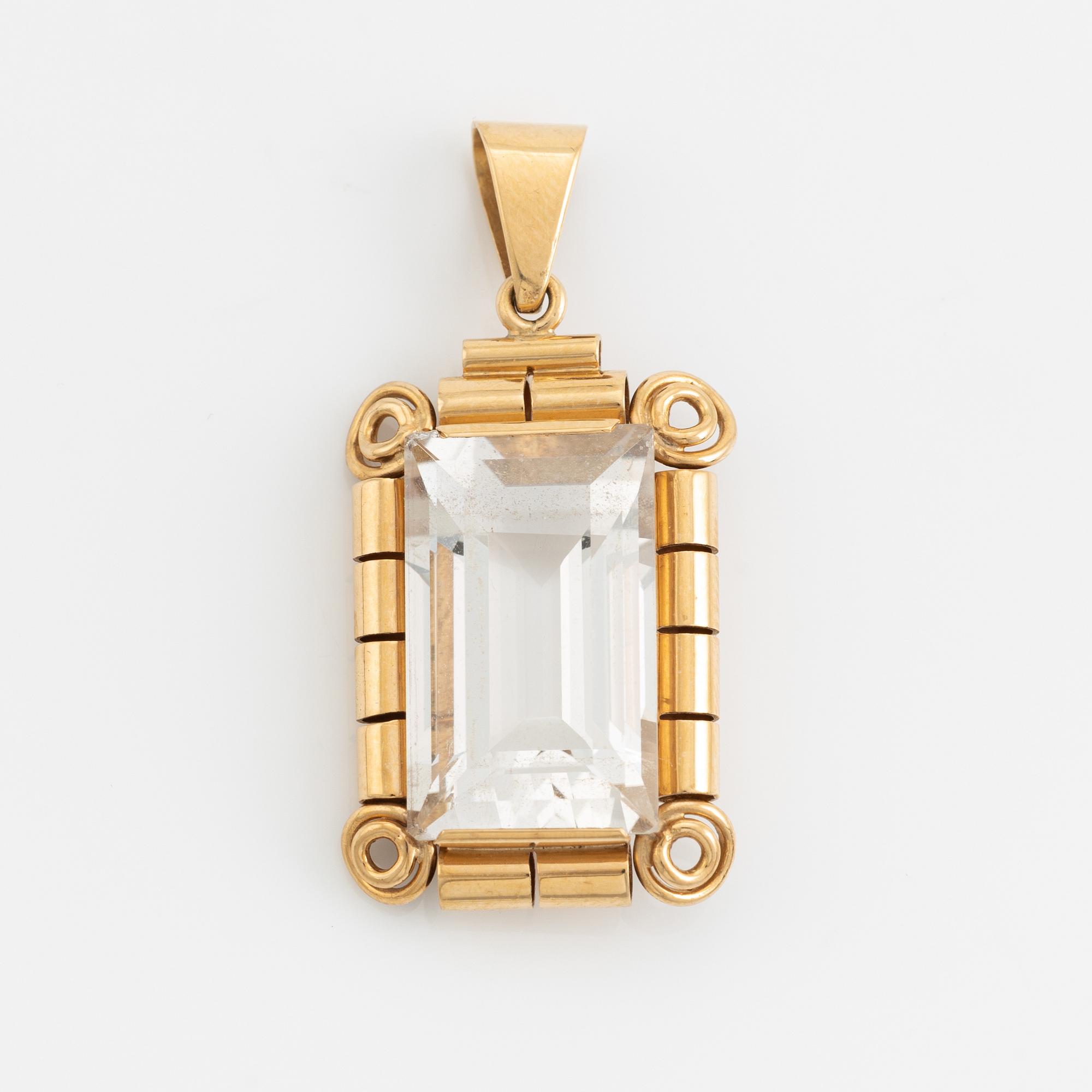 18K gold and rock crystal pendant.