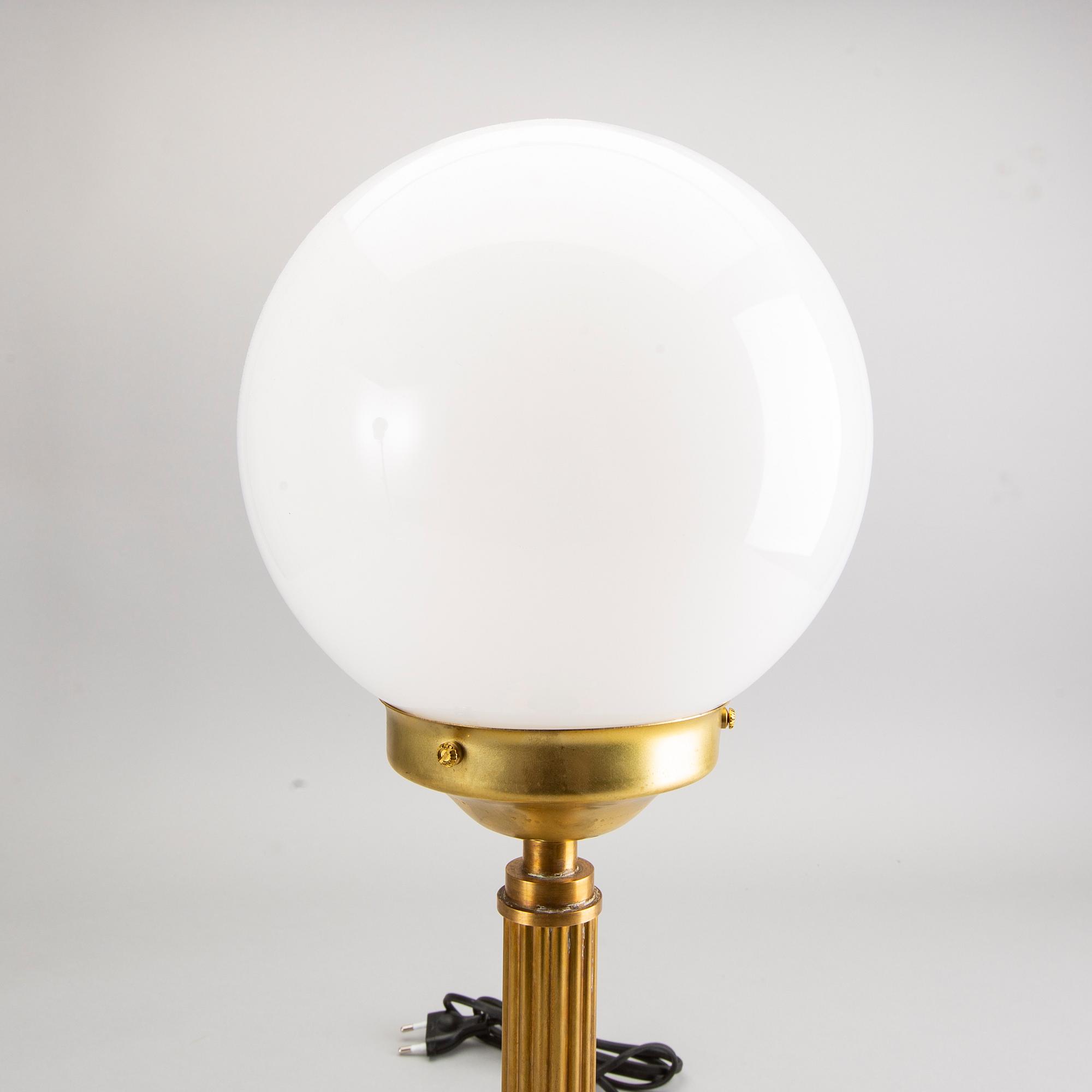 A MID 20TH CENTURY TABLE LAMP.