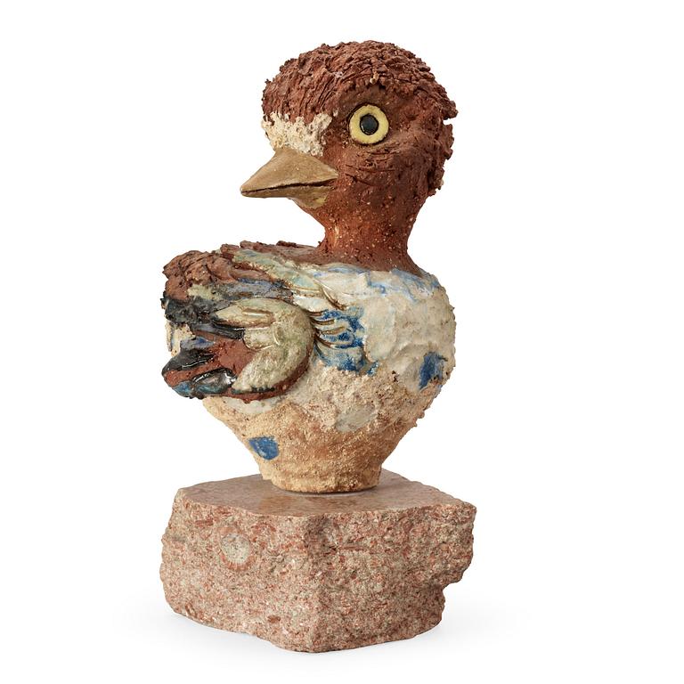 A Tyra Lundgren stoneware figure of a bird, 1975.