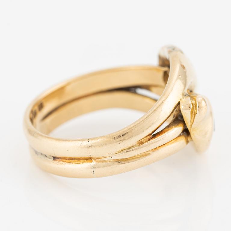 Ring in 18K gold with old-cut diamonds.