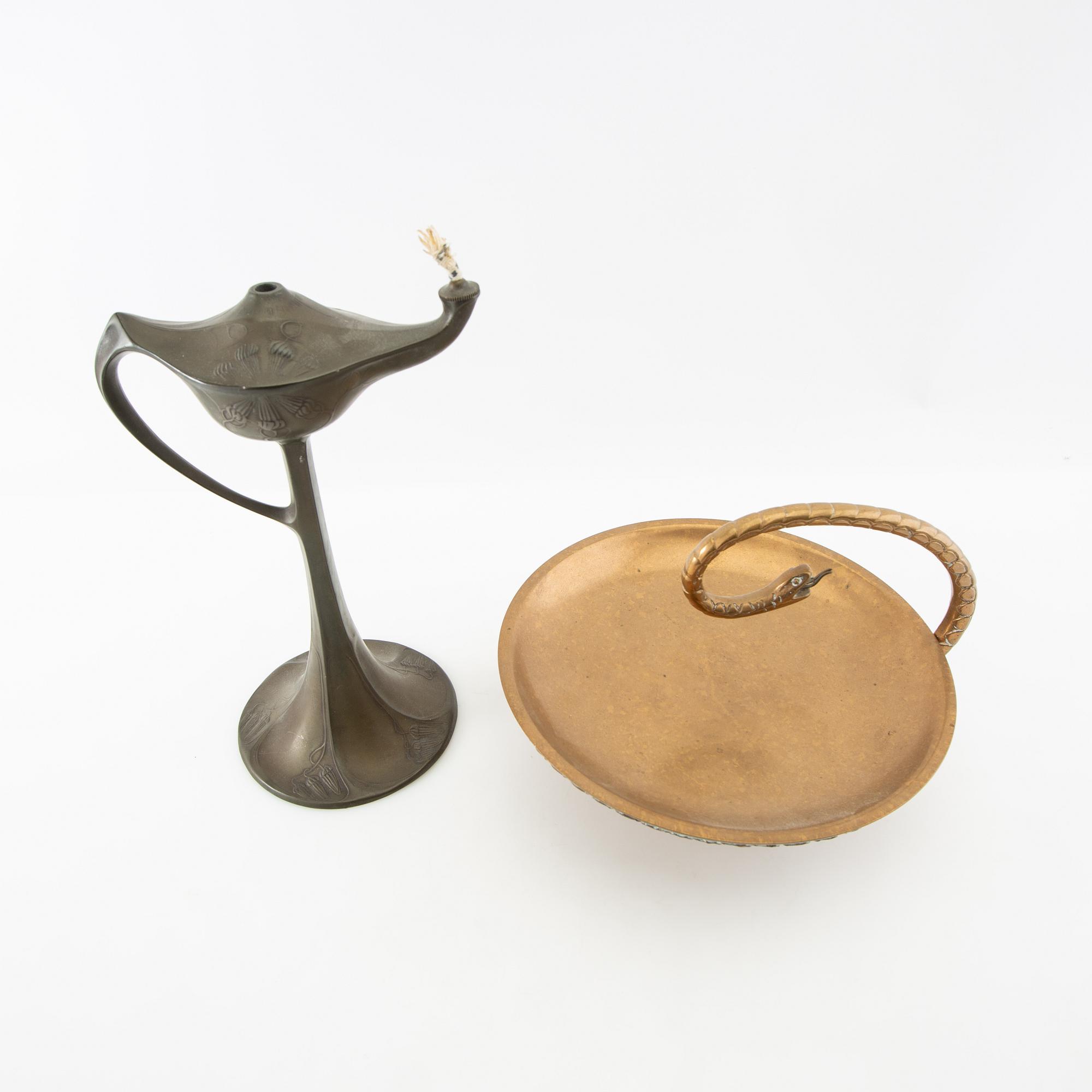 Skål på fot samt oljelampa 1900-talets första hälft.