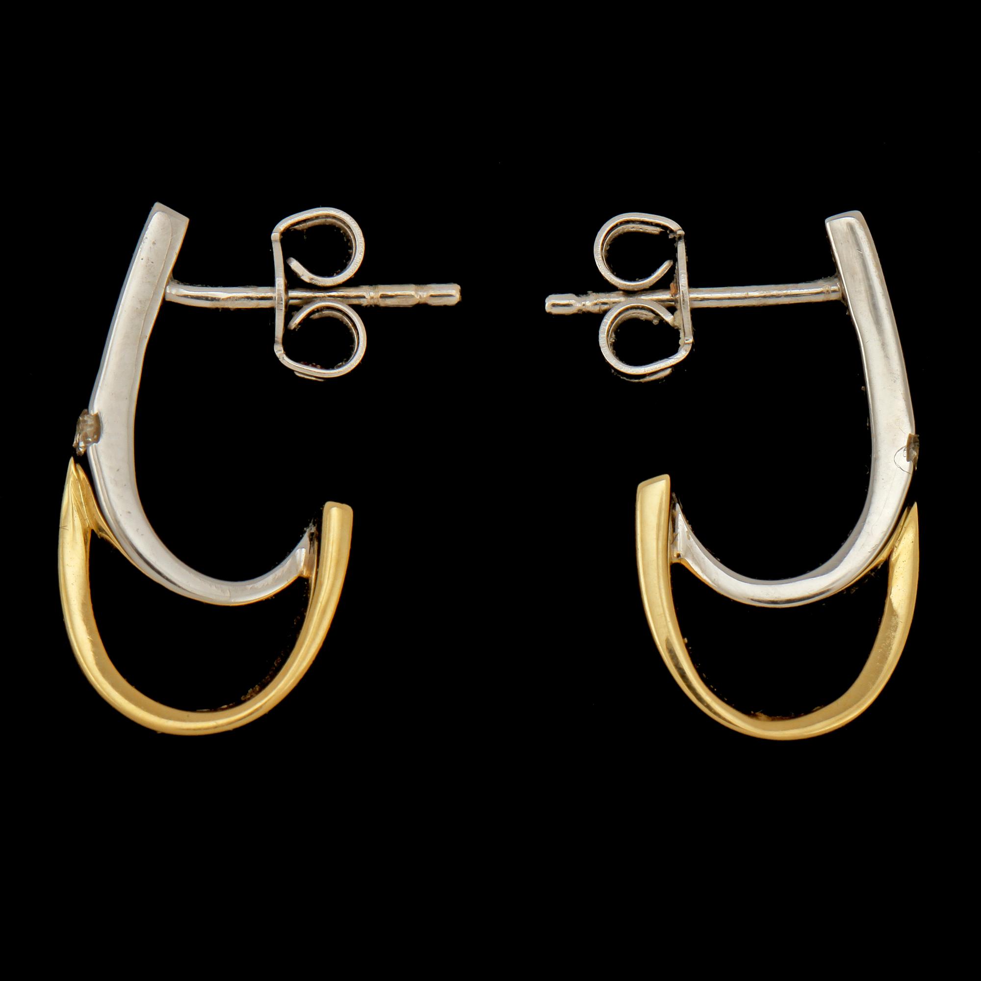 ÖRHÄNGEN, ett par, 18k guld och vitguld med 2 små briljantslipade diamanter, Hallbergs guld, 1900/2000-tal. Vikt 3 g.