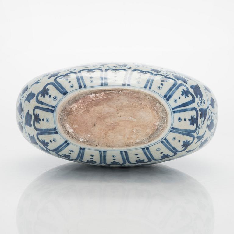 A blue and white flattened pilgrim vase, China, 20th century.