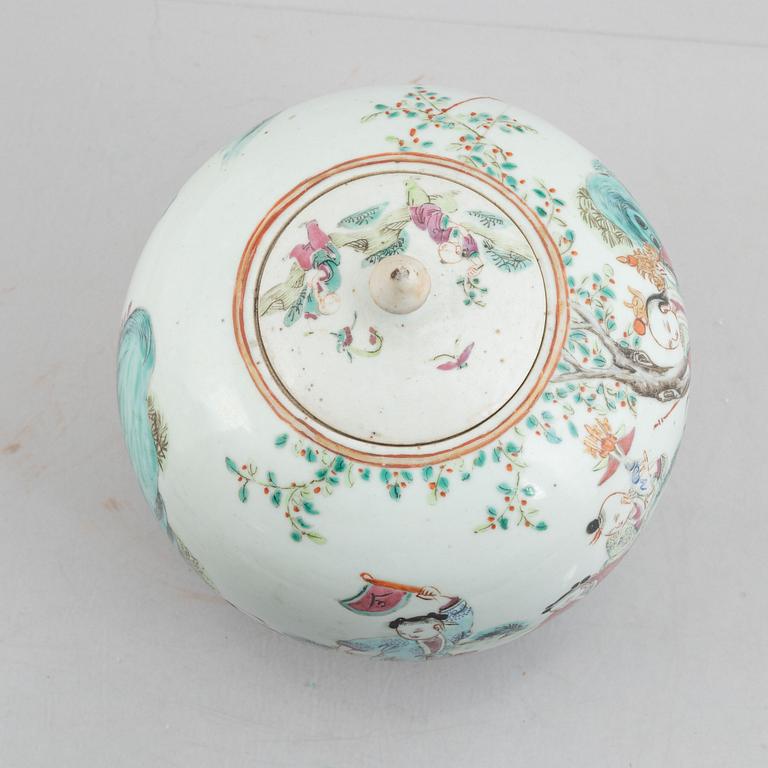 A porcelain urn with cover, China, Qing dynasty, late 19th century.