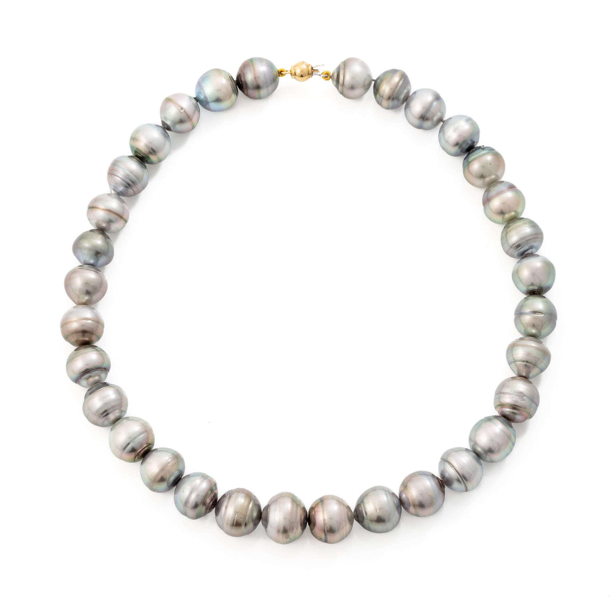 Necklace with cultured baroque Tahitian pearls and an 18K gold clasp.