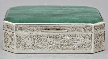 DOSA, låhaltigt silver, 1900-tal. Tot vikt 190 g.