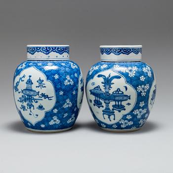 BOJANER med LOCK, två stycken, porslin. Qingdynastin, Kangxi (1662-1722).