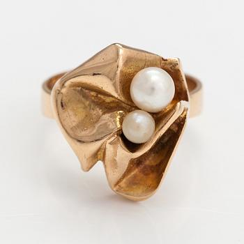 Björn Weckström, A 14K gold ring "Broken leaf" with culutred pearls. Lapponia 1970.