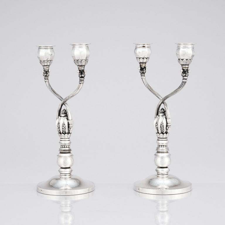 Johan Rohde, kandelabrar, ett par för två ljus, Firma Georg Jensen, Köpenhamn 1933-44, design nr 343, sterling.