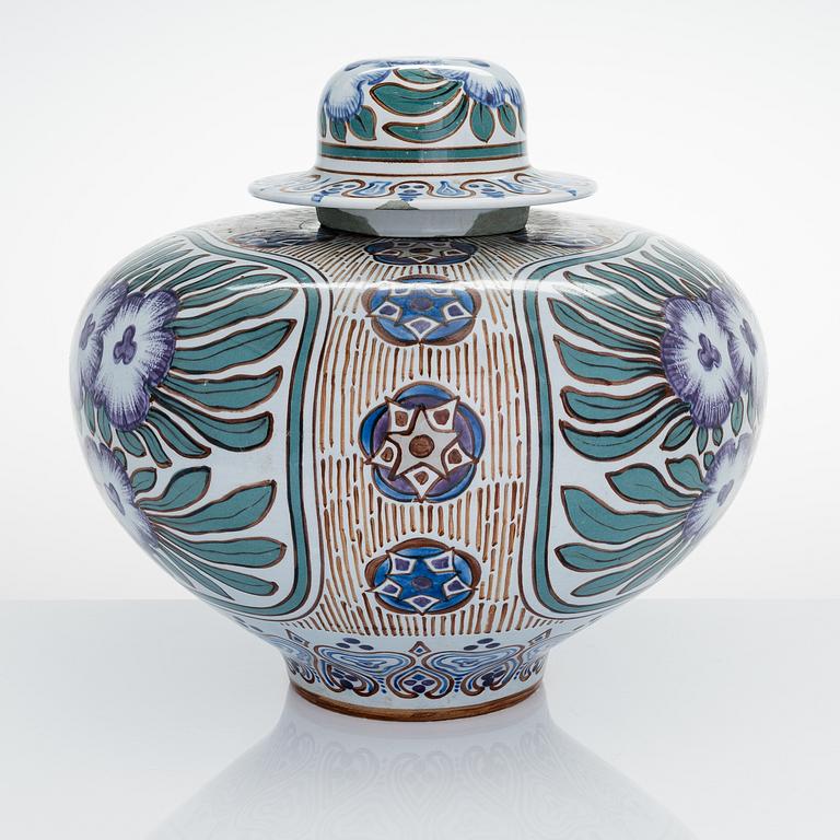 Thure Öberg, A ceramic urn for Arabia, Finland, signed T. Öberg Arabia 1920.