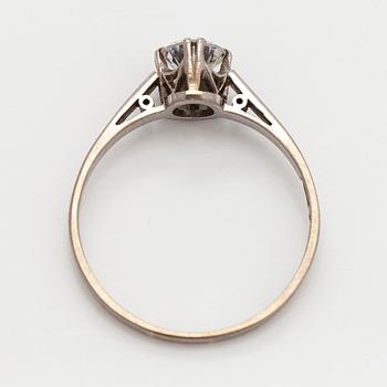 Ring, 18K vitguld med briljantslipad diamant.